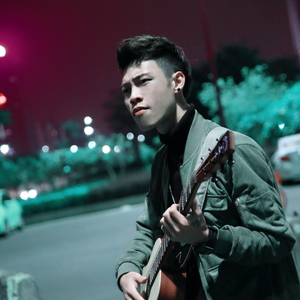 羞耻m字腿对镜自慰
